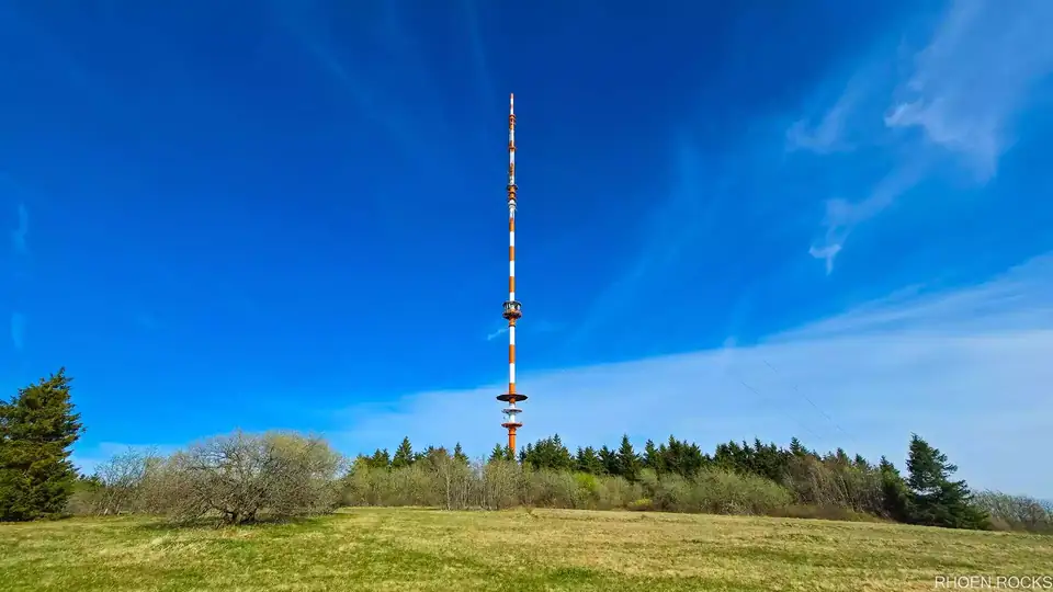 Sendemast auf dem Heidelstein über der Gipfelwiese