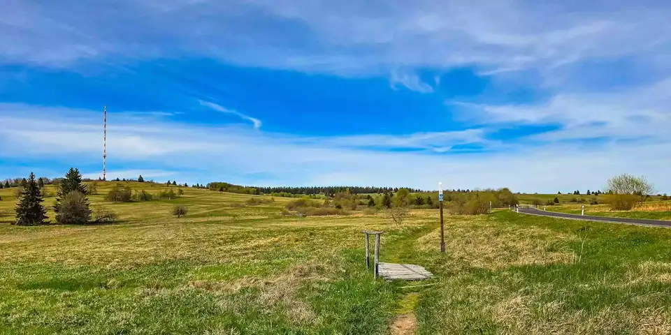 Weite Hochfläche der Langen Rhön, am Horizont der Sendemast auf dem Heidelstein