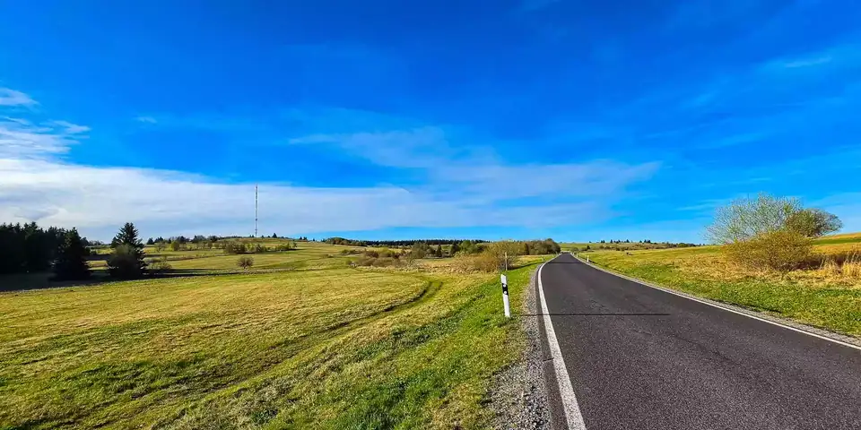 Die Hochrhönstraße zieht sich schnurgerade über die offene Hochfläche