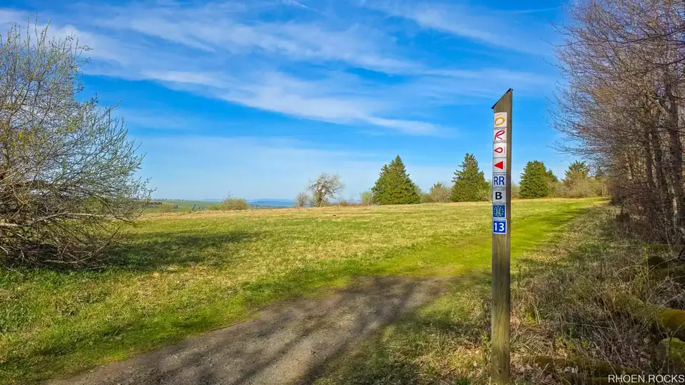 Wanderweg zum Heidelstein mit Wegmarkierung